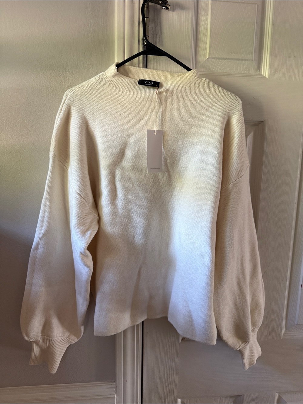 Vici Cream Relaxed Mockneck Sweater size Medium